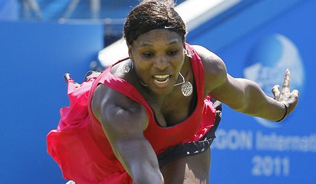 Serena Williamsová pi svém návratu na dvorce po roní pauze