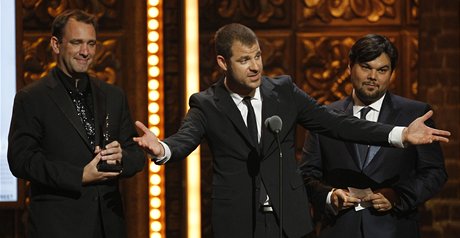 Zleva Trey Parker, Matt Stone a Robert Lopez s cenou Tony za muzikál The Book of Mormon (New York, 12. ervna 2011)