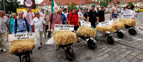 Demonstranti s balíky slámy pi protestním pochodu Prahou (16. ervna 2011)