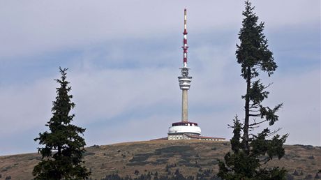 Nejvyí hora Jeseník Pradd s vysílaem na vrcholu. Ten zstal po noním vypnutím brnnského Kojálu posledním velkým zdrojem analogového signálu v Olomouckém kraji.