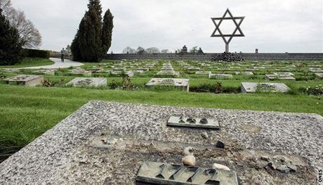 Pokozené náhrobky na Národním hbitov v Terezín