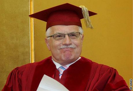 Václav Klaus dostal estný doktorát.