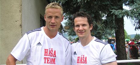 Dva misti svého oboru se v ervnu seli v jednom mustvu pi exhibiním duelu: fotbalista Jií Jaroík (vlevo) a hokejista Patrik Eliá.