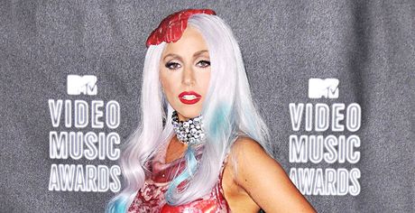 Lady Gaga v proslulch atech z hovzho masa na pedvn Cen MTV 2010