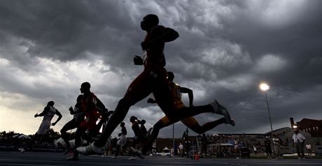 MRANA SE STAHUJÍ. Temná obloha nad stadionem v Des Moines, kde práv finiují sprintei v bhu na sto metr. 