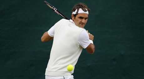 Roger Federer pi nedlním tréninku v  All England Clubu