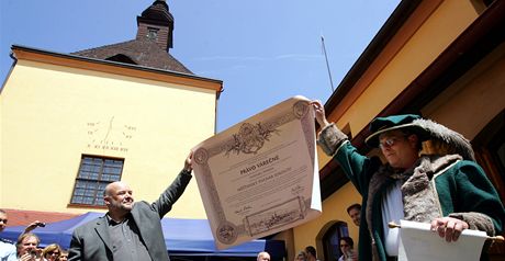 editel pivovaru Permon Ladislav Sás (vlevo) pebírá glejt na právo várené od...