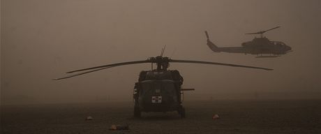 Vojenské helikoptéry v Afghánistánu (typ havarovaného vrtulníku není znám). Ilustraní snímek