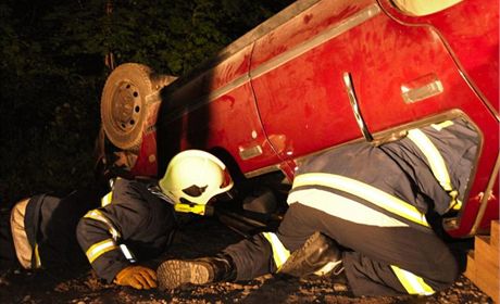 Jednou z nonch discipln hasiskho cvien Rallye Hamry 2011 byl i zsah u dopravn nehody auta a traktoru s lidmi uvznnmi ve vraku.