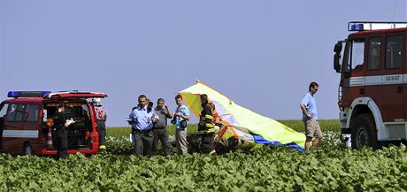 V Syrovicích na Brnnsku spadlo na pole rogalo. Pilot zemel. (11. ervna 2011)