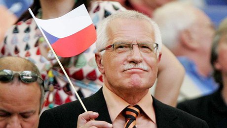 Takto prezident Václav Klaus dával najevo svou státnost na mistrovství svta ve fotbale v roce 2006, nyní kvli jeho kroku podle opozice utrpl eský ústavní poádek.