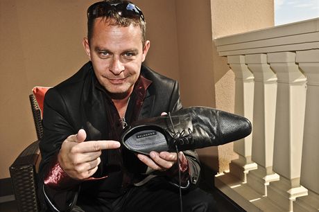 Filip Ren ukazuje boty znaky Belmondo 