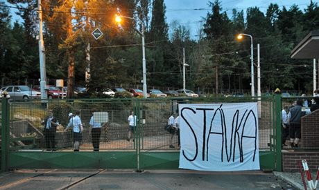 Stávkující tramvajáci ped motolskou vozovnou brzy ráno (16. 6. 2011)