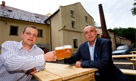 Ředitel únětického pivovaru Štěpán Tkadlec (vlevo) a jeho vrchní sládek Vladimír Černohorský.