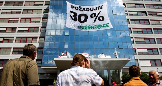 Demonstrace Greenpeace ped ministerstvem ivotnho prosted. (15. ervna 2011)