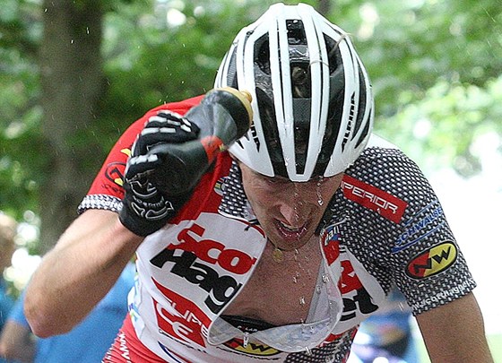 OBERSTVENÍ. Plzeský biker Milan Spný v barvách týmu S&H Superior MTB pebírá láhev s pitím v závod eského poháru v cross country v Plzni.