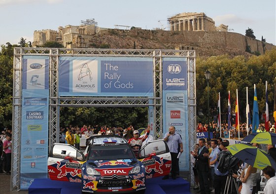 Sebastien Loeb zdraví fanouky na startu Rallye Akropolis.
