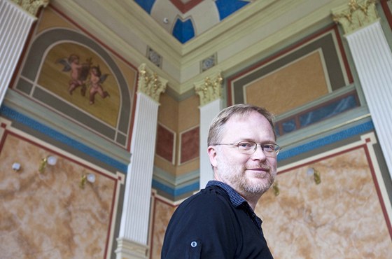 Historik Václav Houfek v audienčním sále se zrekonstruovanými původními freskami.