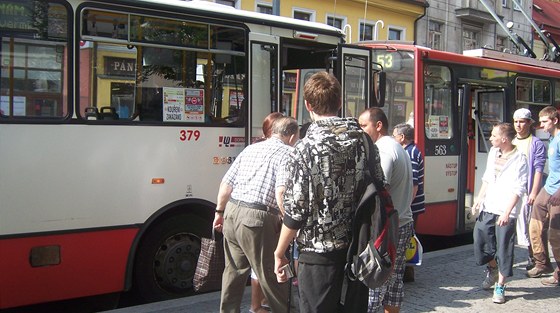 Trolejbusů a autobusů v Ústí jezdí kvůli stávce méně, přesto jsou poloprázdné.