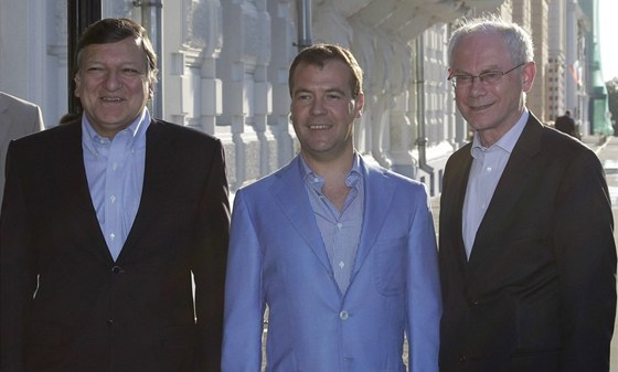 Pedseda EK José Barroso (vlevo), ruský prezident Dmitrij Medvedv a prezident EU Herman Van Rompuy  (9. ervna 2011) 