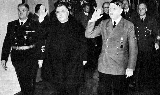 íský vdce Adolf Hitler se slovenským prezidentem Jozefem Tisem. Za nimi jde premiér Vojtech Tuka (v brýlích)