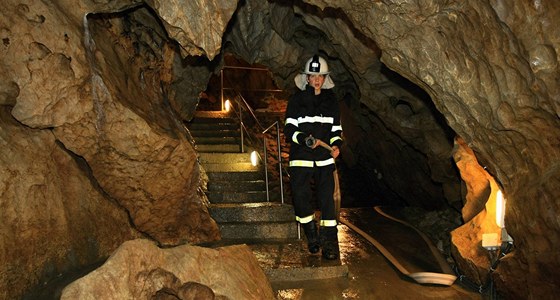 Hasič Pavel Bartoš spolu s kolegy odčerpává voda z Císařské jeskyně v Moravském krasu