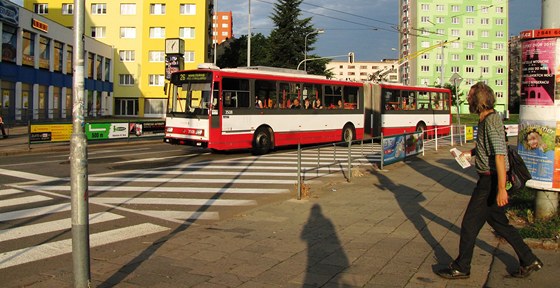 Senior se zranil pi vystupování z tolejbusu na Mendlovo námstí. Ilustraní snímek