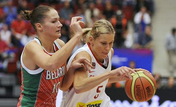 BOJ O FINÁLE. eská basketbalistka Ivana Veeová se snaí uniknout Blorusce Veramejenkové v semifinále mistrovství svta.