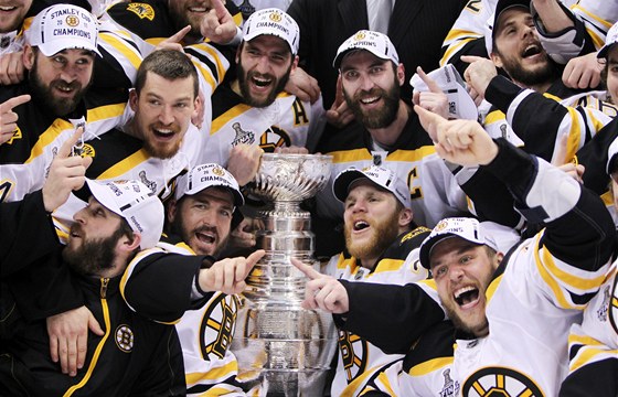 TI NEJLEPÍ. Hokejisté Bostonu po 39 letech znovu získali Stanley Cup. 