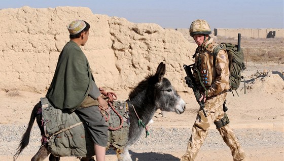 Princ Harry v Afghánistánu (únor 2008)