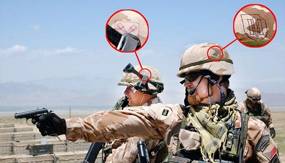 Čeští vojáci v Afghánistánu se symboly SS na přilbách