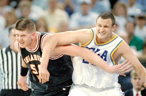 eský basketbalista Jií Zídek (vpravo) v dresu univerzitní UCLA pi souboji s Bryantem Reevesem. (1. dubna 1995)