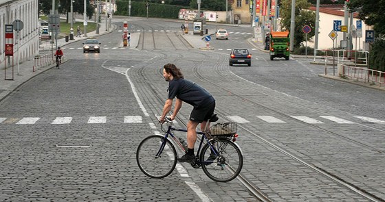 Mnoho Praan vyrazilo do zamstnání na kole. (16. ervna 2011)