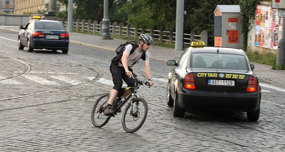 Mnoho Pražanů vyrazilo do zaměstnání na kole. (16. června 2011)
