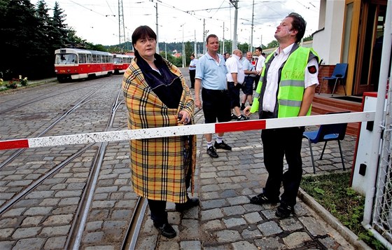 Stávkující zamstnanci dopravního podniku v tramvajové vozovn Vokovice (16. ervna 2011)