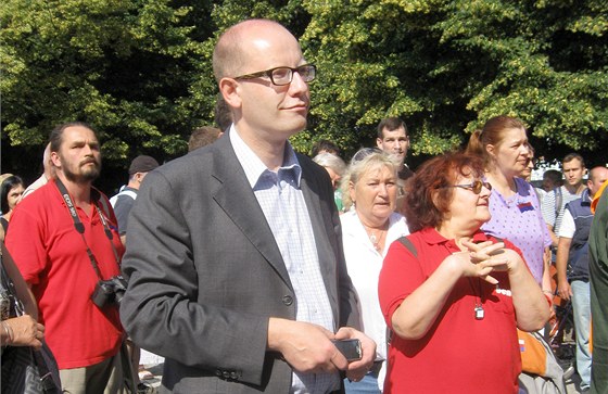 Stávkující odboráe piel podpoit pedseda SSD Bohuslav Sobotka. (16. ervna 2011)