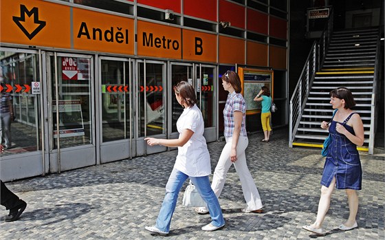 Lidé chodí kolem zavřeného vestibulu stanice metra na Andělu. (16. června 2011)