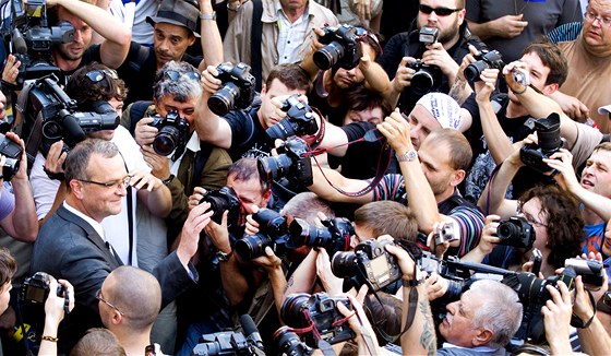 Mezi demonstranty piel ministr financi Miroslav Kalousek, natstí ho od odborá dlila hradba noviná. (16. ervna 2011)