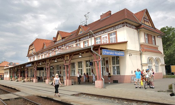I před historickou nádražní budovou v Uherském Hradišti by nad železniční tratí měly být natažené elektrické dráty.