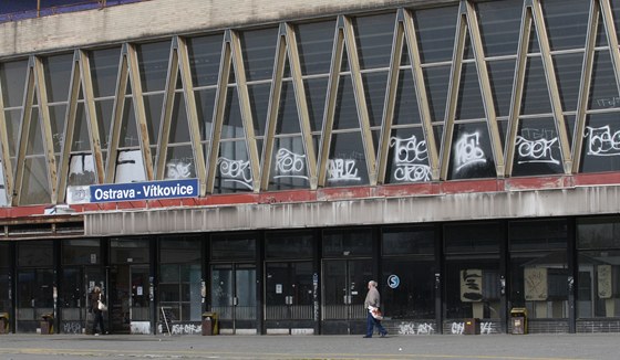 Výpravní budova železničního nádraží v Ostravě-Vítkovicích na starším snímku