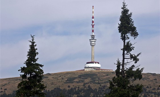 Nejvyšší hora Jeseníků Praděd s vysílačem na vrcholu