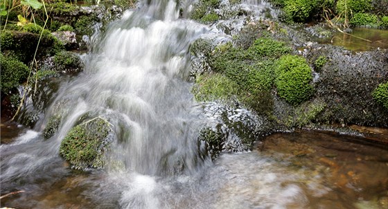 Vodopády Bílé Opavy vypadají v lét romanticky, po mohutném tání snhu se ale mní v dravou eku.