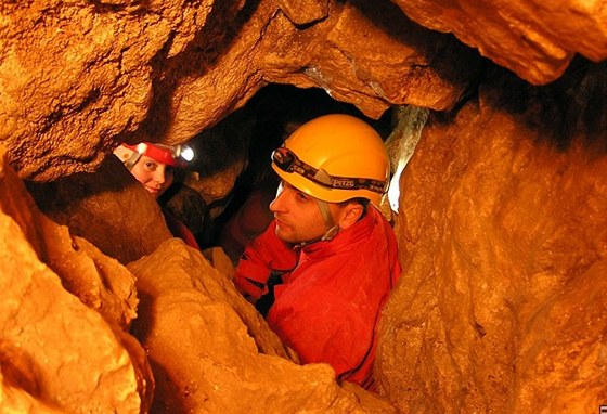 Štramberští speleologové v jeskynní chodbě pod Trúbou..