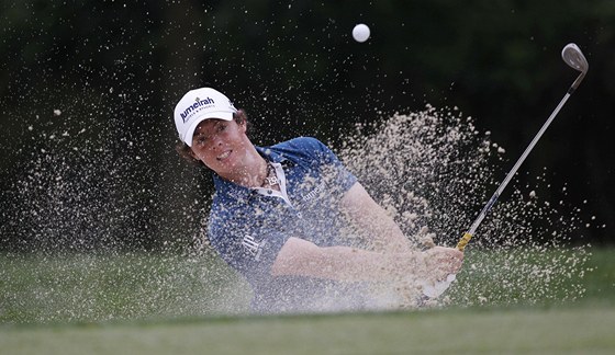 ÚSP̊NÁ ZÁCHRANA. Pestoe Rory McIlroy trefil v prvním kole US Open 2011 i bunker, dokázal zachránit par a jako jediný ml skórkartu bez bogey.