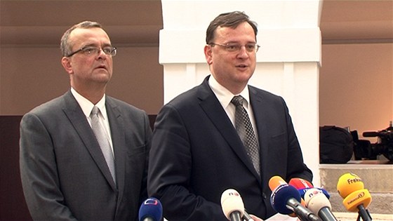 Ministr financí Miroslav Kalousek a premiér Petr Neas. Ilustraní snímek