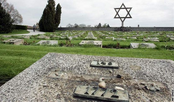 Poškozené náhrobky na Národním hřbitově v Terezíně