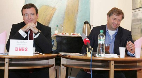Stedoeský hejtman Petr Bendl (vpravo) obhajuje svou funkci nejen ve volbách, ale také v debat s jeho vyzývatelem Davidem Rathem.