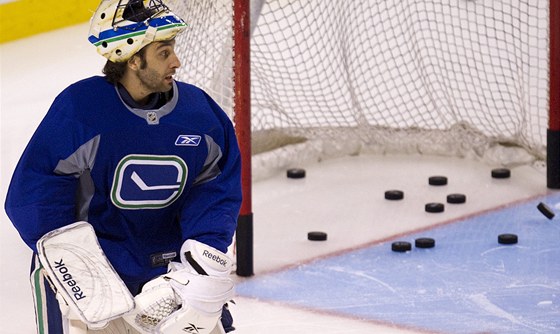 PROVOKATÉR. Roberto Luongo se pipravuje na led v Bostonu, kde urit nepatí k oblíbencm domácích