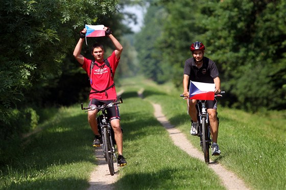 Mladíci Michael Dubský vpravo a David Formánek se pipravují na cestu na chorvatský ostrov Peljeac. Absolvují ji na kolech.