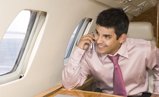 O pouívání mobilu v letadle se neustále vedou spory 